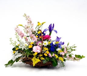 ES110 Spring centerpiece from Fabbrini's Flowers in Hoffman Estates, IL