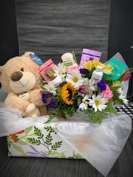 M131 New mom pamper package from Fabbrini's Flowers in Hoffman Estates, IL